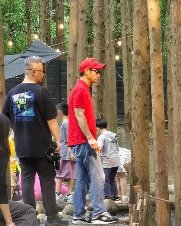 优配股 郑嘉颖一家青城山野炊乐翻天，陈凯琳瘦到认不出，身体状况引热议