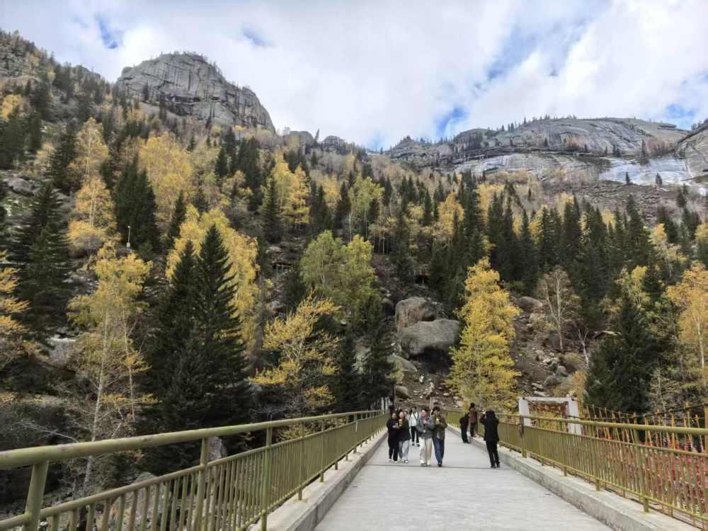 10月2日，游客在新疆可可托海景区赏秋。新华社记者 蔡国栋