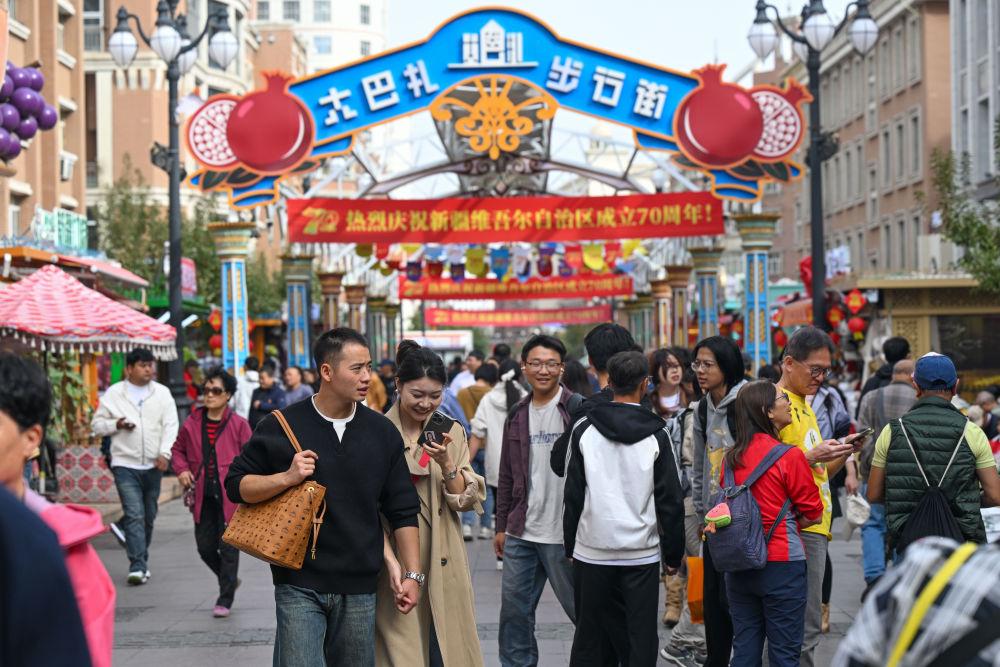 10月1日，游客在新疆国际大巴扎游览。新华社记者 丁磊 摄