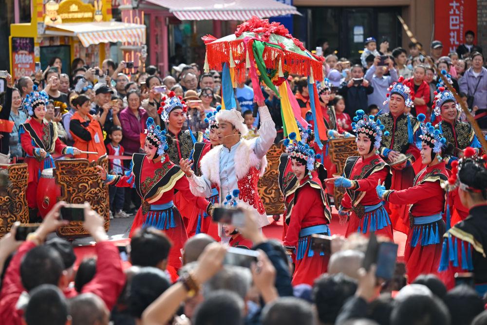 10月1日，游客在新疆国际大巴扎观看表演。新华社记者 丁磊 摄